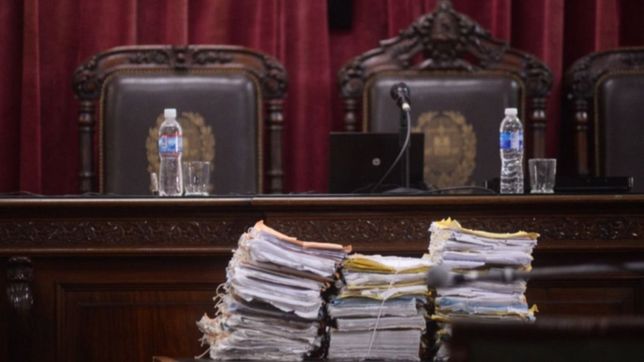 un preso intento apunalar y matar a una fiscal en medio de un juicio