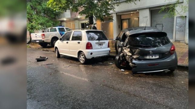 insolito: una camioneta choco a nueve autos estacionados y se dio a la fuga en la plata