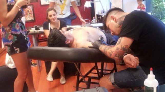 el platense que paso toda una tarde tatuando a maradona en la vispera de navidad