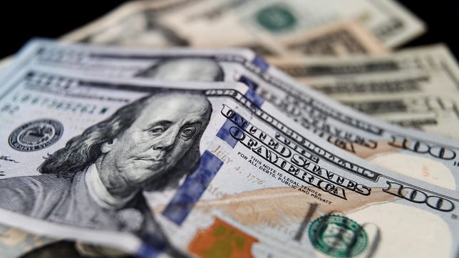 en medio de la crisis de los mercados, el dolar blue revirtio la tendencia y cerro a $1.390