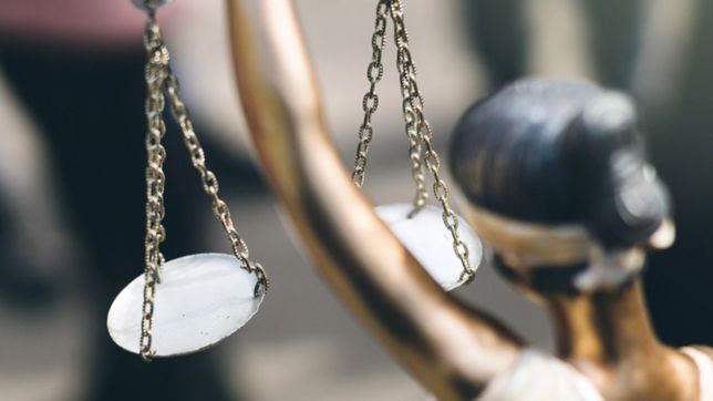 el insolito saludo de ano nuevo de una abogada para un juez en un escrito judicial