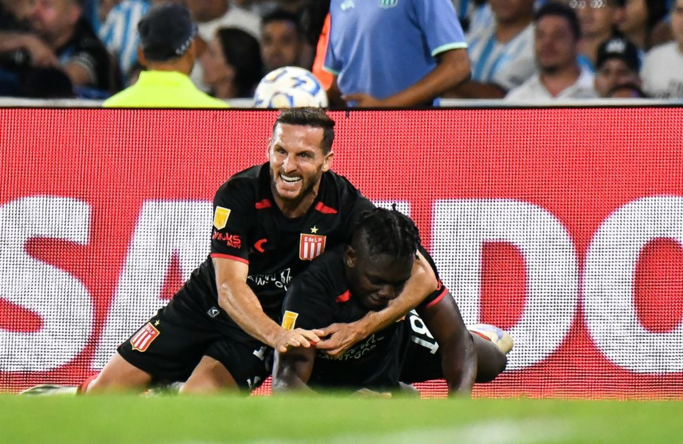 Estudiantes Racing Cetré Piatti festejo.png