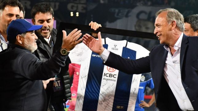 video: el emotivo homenaje con el que recibieron a maradona en cordoba