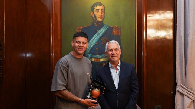 julio alak recibio a marcos rojo en el palacio municipal y destaco su compromiso social