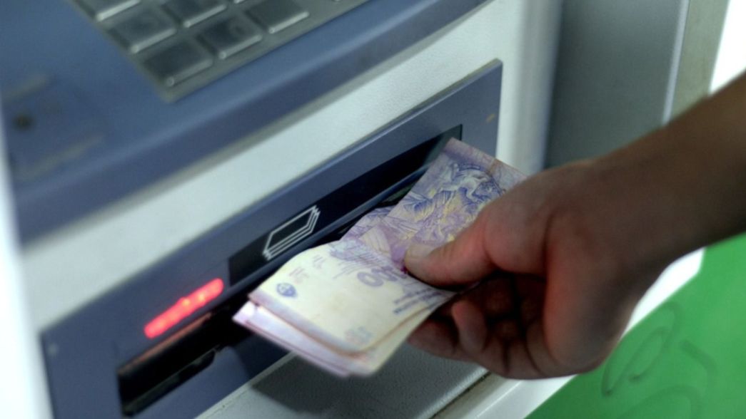 ¿Cómo anotarse para cobrar el Ingreso Familiar de Emergencia de 10.000 pesos?