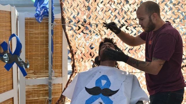 para concientizar sobre el cancer de prostata, se instalo una barberia en plaza malvinas