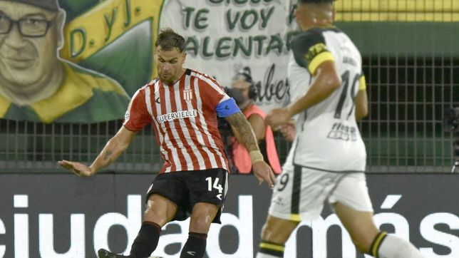 estudiantes resistio con uno menos y empato ante defensa con iacovich como figura