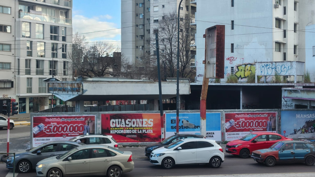 demoleran la vieja estacion de servicios de 1 y 60 para comenzar una nueva obra