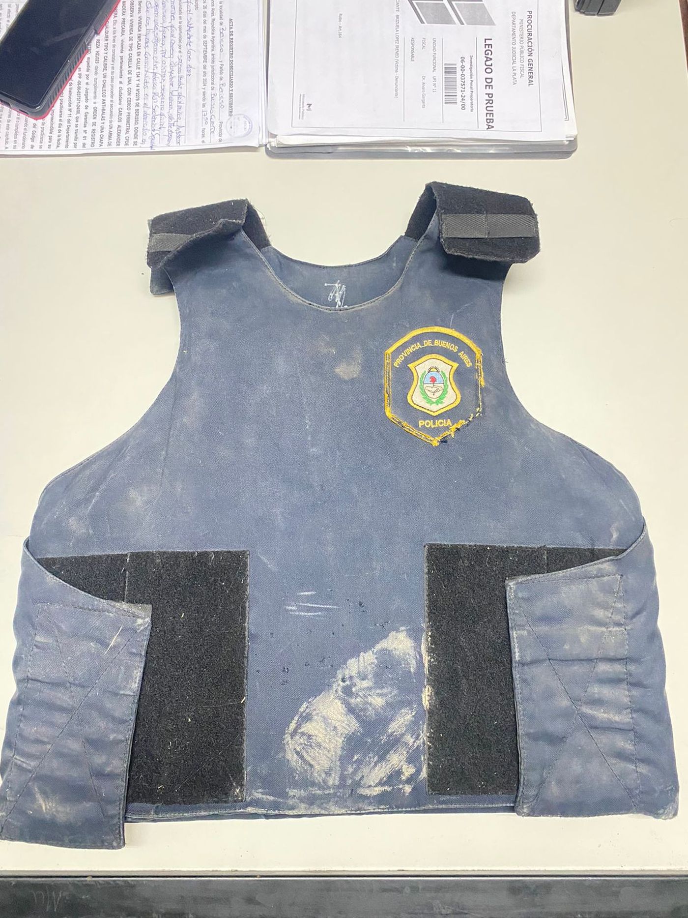 El chaleco antibalas de la Policía que el ladrón subía a sus redes.