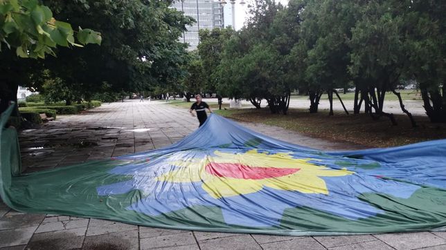 el viento de la madrugada volo la bandera bonaerense de plaza moreno