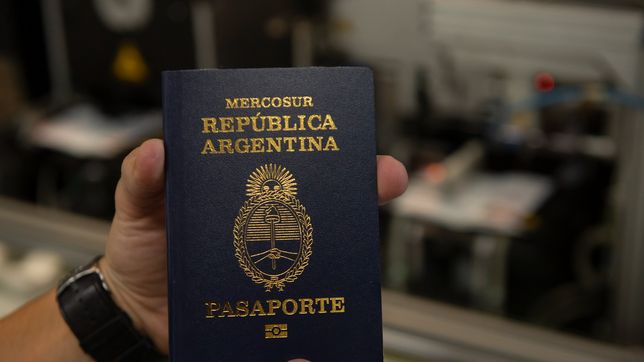 tras la deteccion de miles de pasaportes argentinos fallados: ¿como reconocerlos y pedir el cambio?