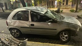manejaba borracho por la plata, volco y le secuestraron el auto manejaba borracho por la plata, volco y le secuestraron el auto