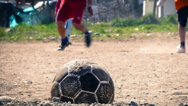 un perro desenterro el cuerpo de un hombre en una cancha de futbol