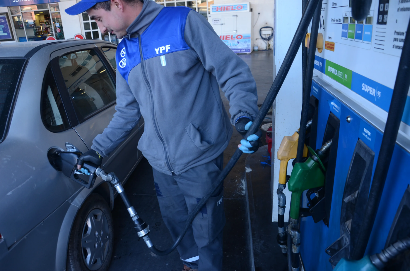 La petrolera estatal YPF fue la primera en intentar frenar la suba de los combustibles 