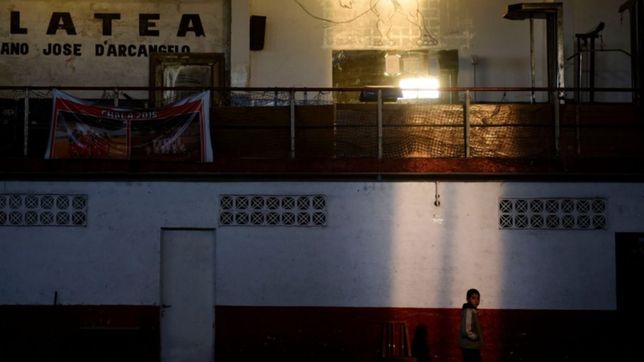 la critica situacion de los clubes de barrio de la plata: nos mantenemos como podemos