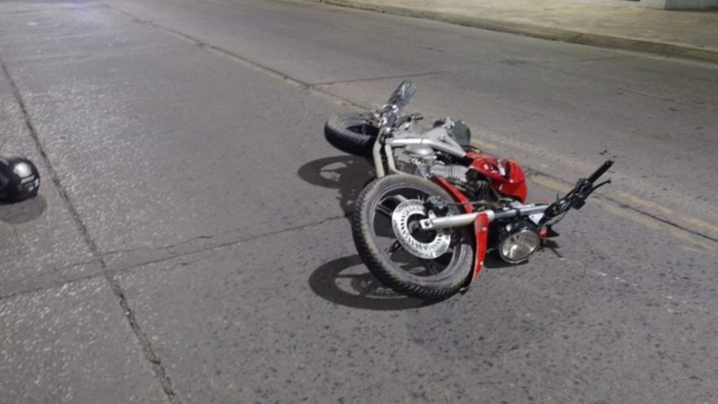 Un choque entre un taxi y una moto dejó un herido en Berisso