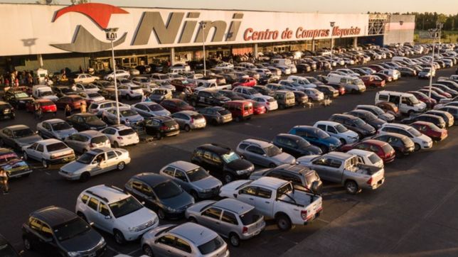 persianas bajas en los supermercados de la ciudad por el dia del empleado de comercio