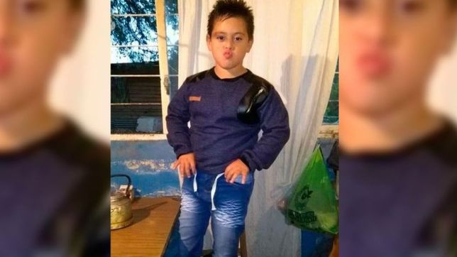 atropellaron y dejaron abandonados a un papa y su hijo de 9 anos: luchan por su vida