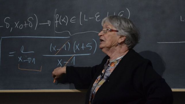 tiza en mano, pizarra y matematica: asi fue el regreso de la profesora youtuber a la unlp