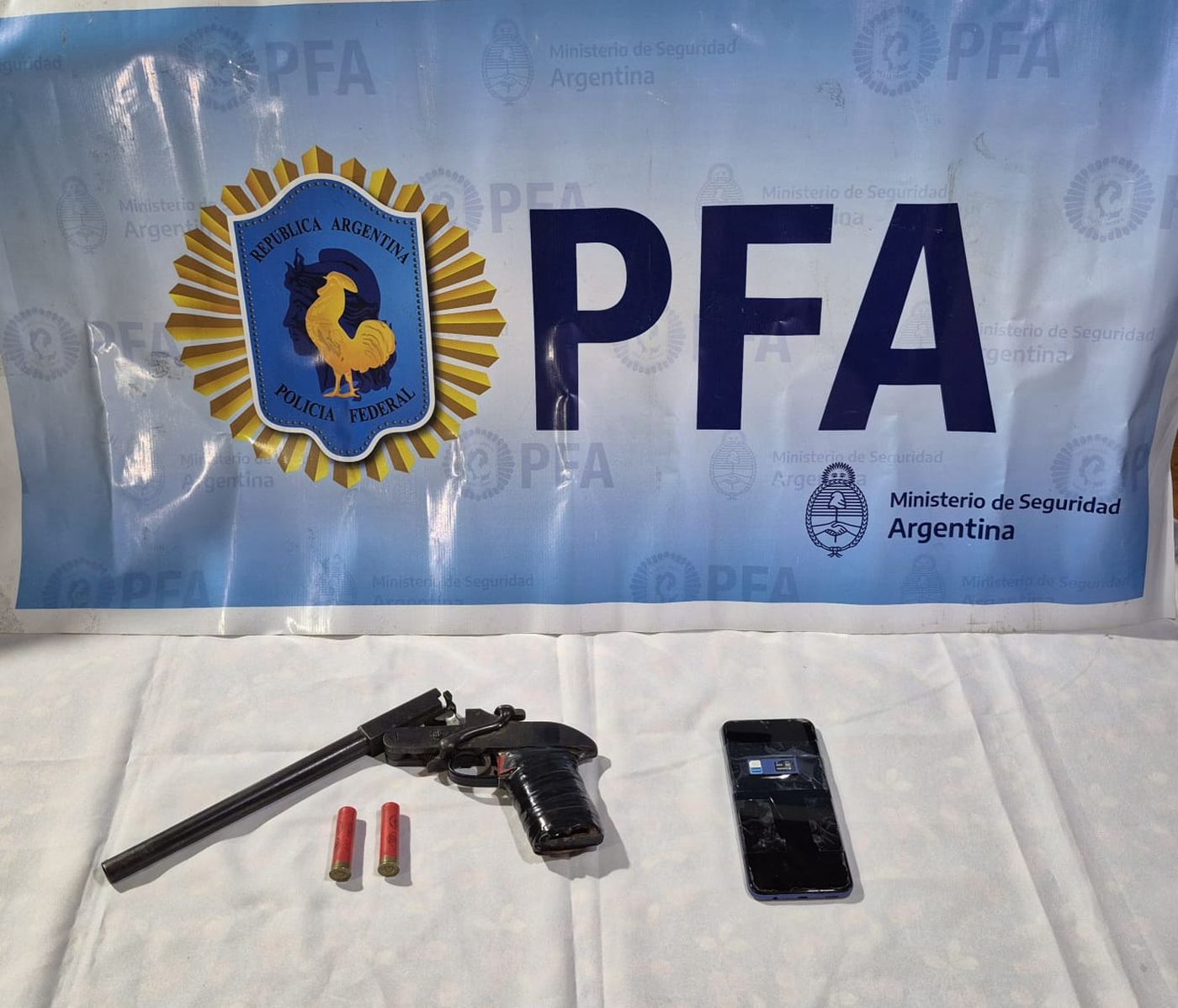 La Policía secuestró un pistolón, municiones, un teléfono celular y una computadora,
