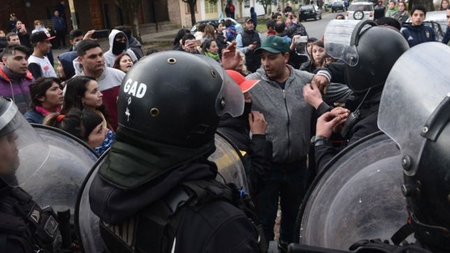 video: asi fue el enfrentamiento entre padres y policias en el jardin de los abusos de la plata