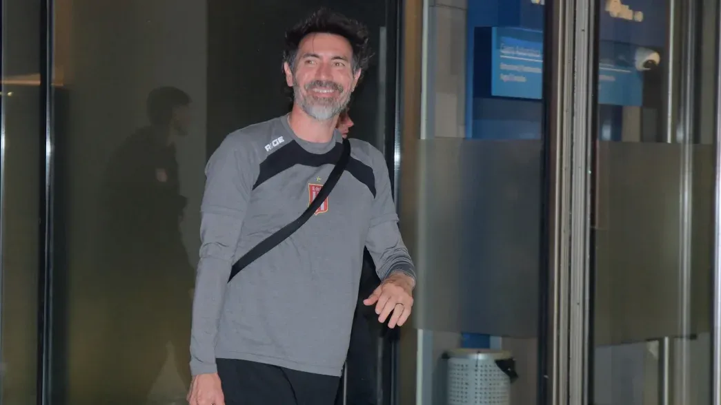 Todas las fotos de la llegada de Estudiantes a Rosario tras el vuelo directo desde Chile