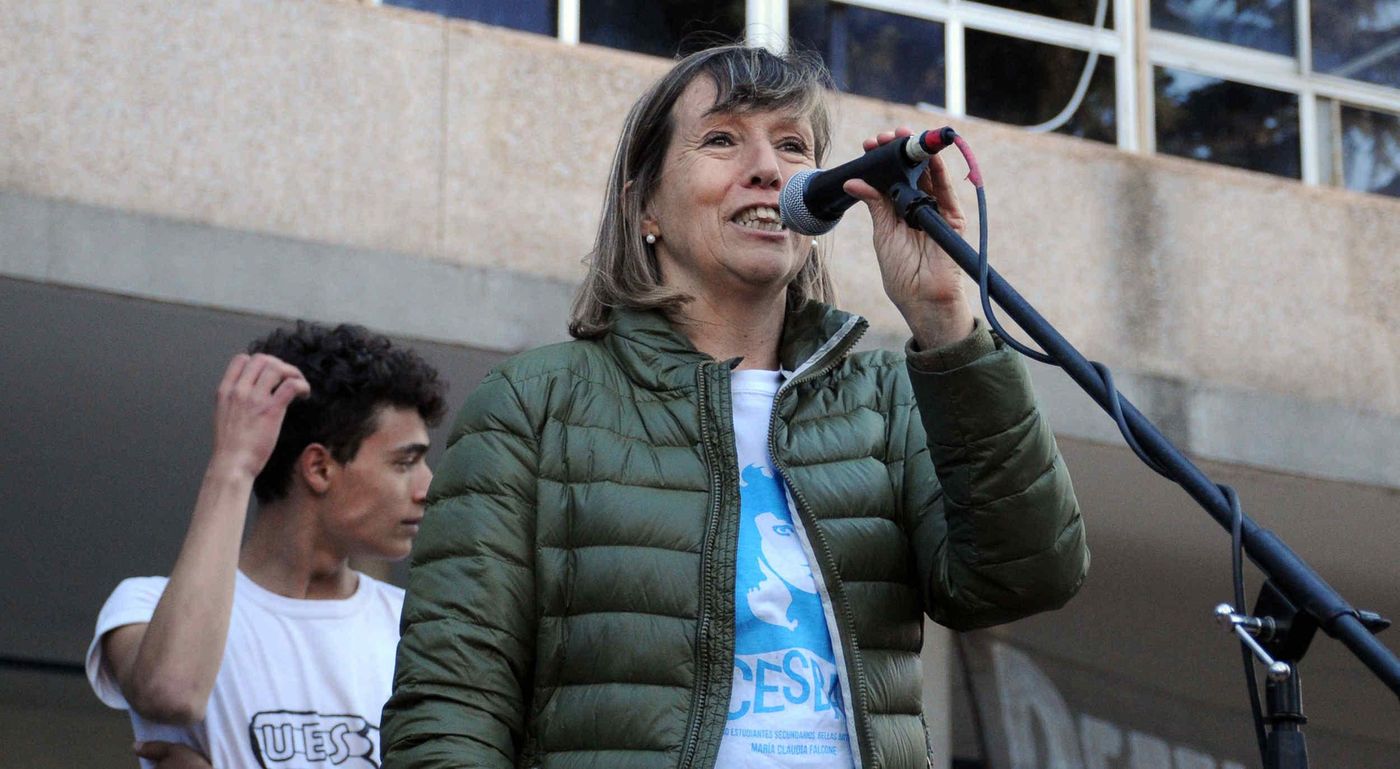 Emilce Moler habla en una de las marchas del 16 de septiembre, frente al Ministerio de Obras Públicas
