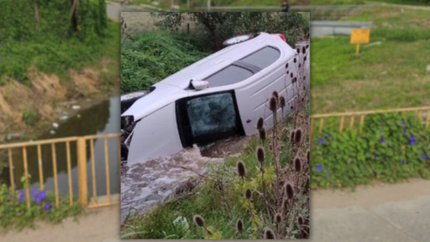 Un auto volcó y cayó a una zanja en Los Hornos y el conductor quedó atrapado
