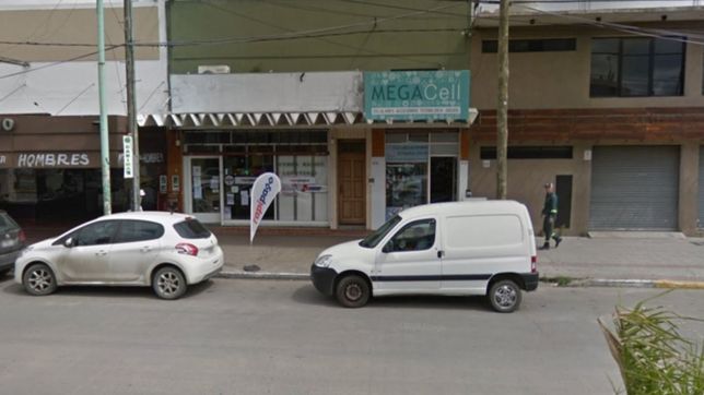 saqueo un local de electronica amenazando a todos con un arma de plastico