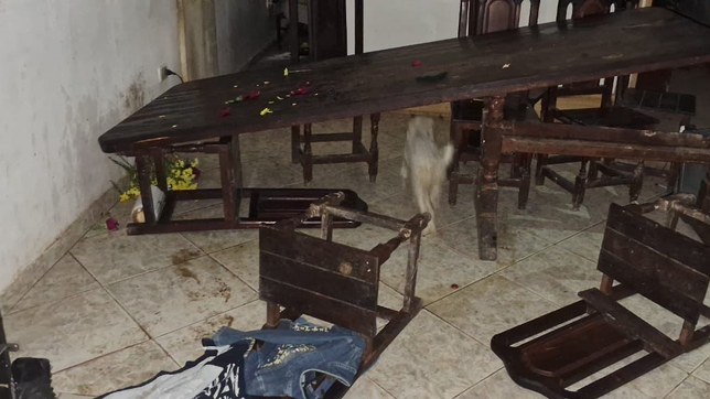 golpeo a su pareja, la mantuvo retenida y amenazo con matarla con un pico de botella de vidrio