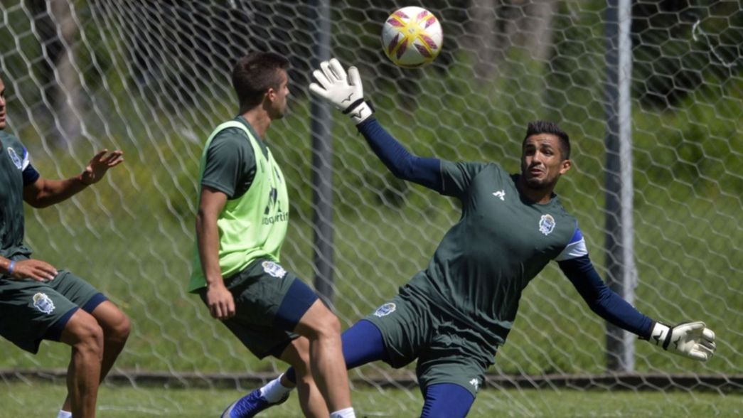 Gimnasia entrena en Estancia Chica, almuerza y viaja rumbo a Tucumán