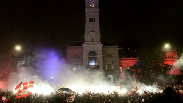 estudiantes armo el festejo en plaza moreno con el plantel, dominguez y veron hasta la madrugada