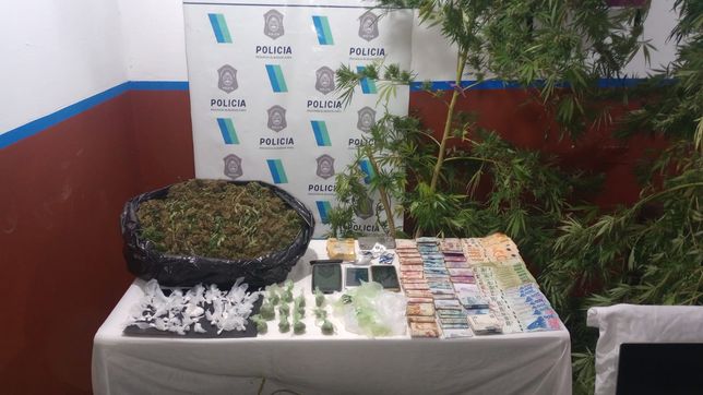lo buscaban por un robo en la plata, allanaron su casa y le encontraron mas de 2 kilos de marihuana