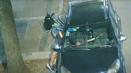 quiso robar un palo de hockey de un auto, lo captaron las camaras y lo detuvieron quiso robar un palo de hockey de un auto, lo captaron las camaras y lo detuvieron