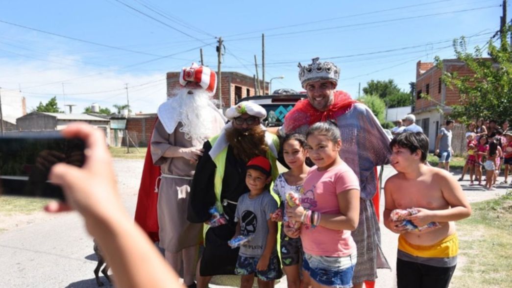 Vuelve la tradicional lluvia de caramelos de los Reyes Magos