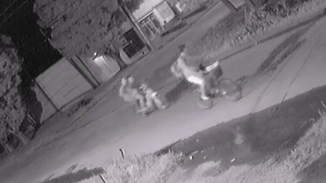 video: ladrones en moto sorprendieron a un ciclista yendo a trabajar y lo asaltaron