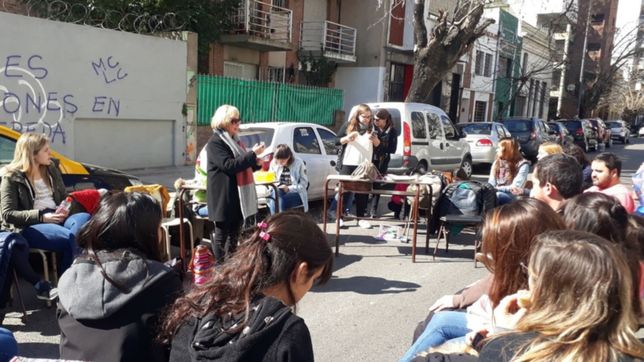 la tecnica 9 da clases en las calles de la plata porque el edificio se viene abajo