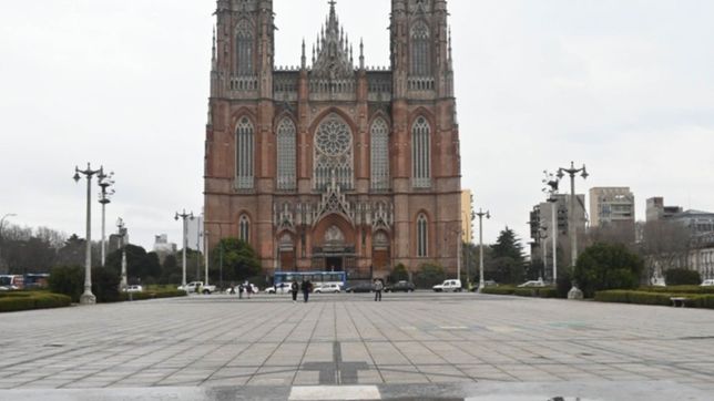 filmaron a una pareja teniendo relaciones a plena luz del dia en la catedral