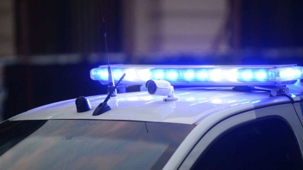 Locura en Berisso: atacó a patadas un patrullero y fracturó a un policía