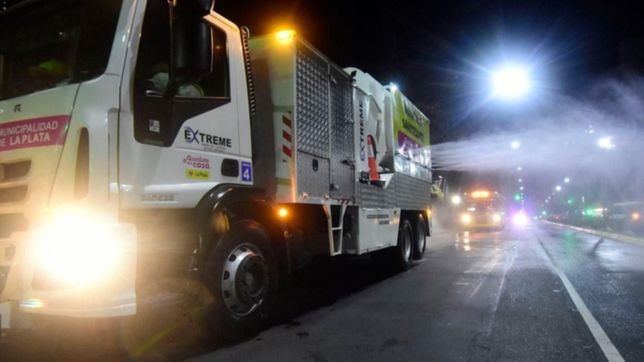 video: asi desinfectan con un camion hidrante en pleno centro de la plata