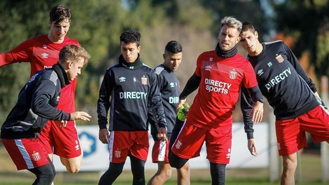 leandro benitez sigue probando y asi formara estudiantes para hacer frente al amistoso contra quilmes