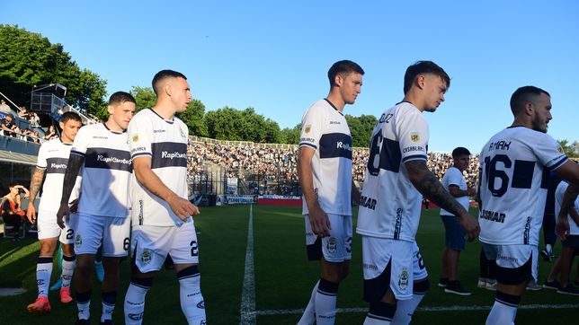 el insolito inconveniente con el var que demoro el partido en el bosque