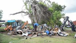 demolieron la historica casa de venta de carnada que estaba en la bajada de la autopista demolieron la historica casa de venta de carnada que estaba en la bajada de la autopista