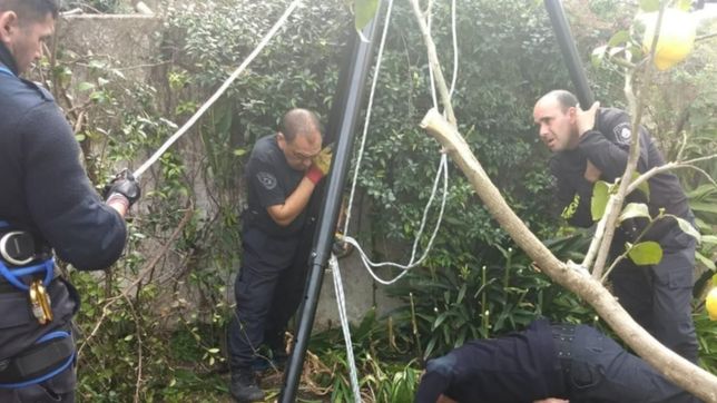 asi habia sido el emotivo rescate de la abuela que cayo a un pozo ciego en barrio norte