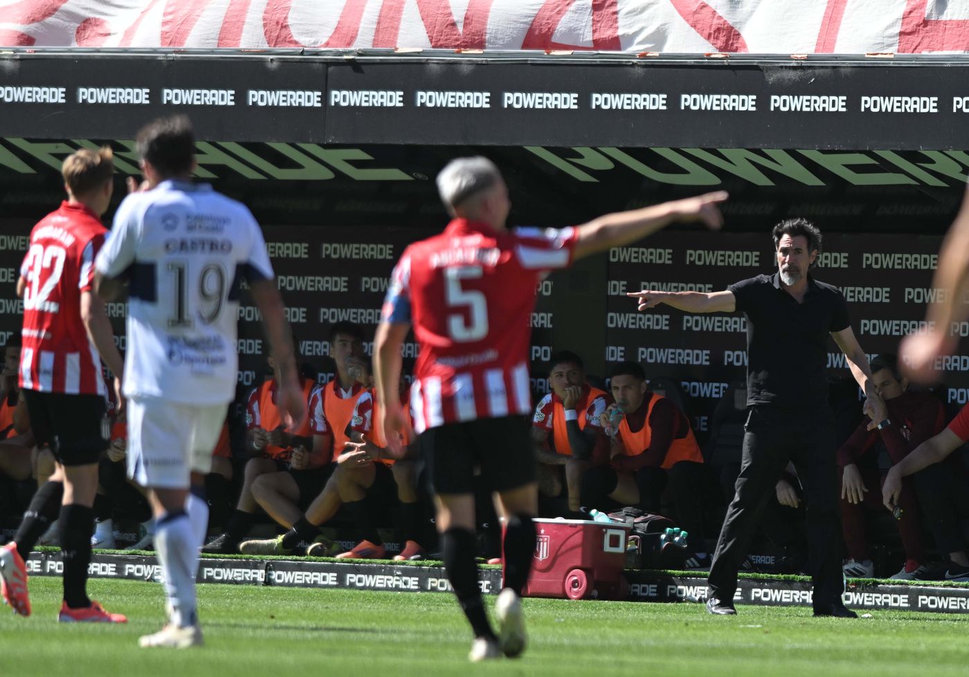 Eduardo Dom&iacute;nguez durante el cl&aacute;sico platense.