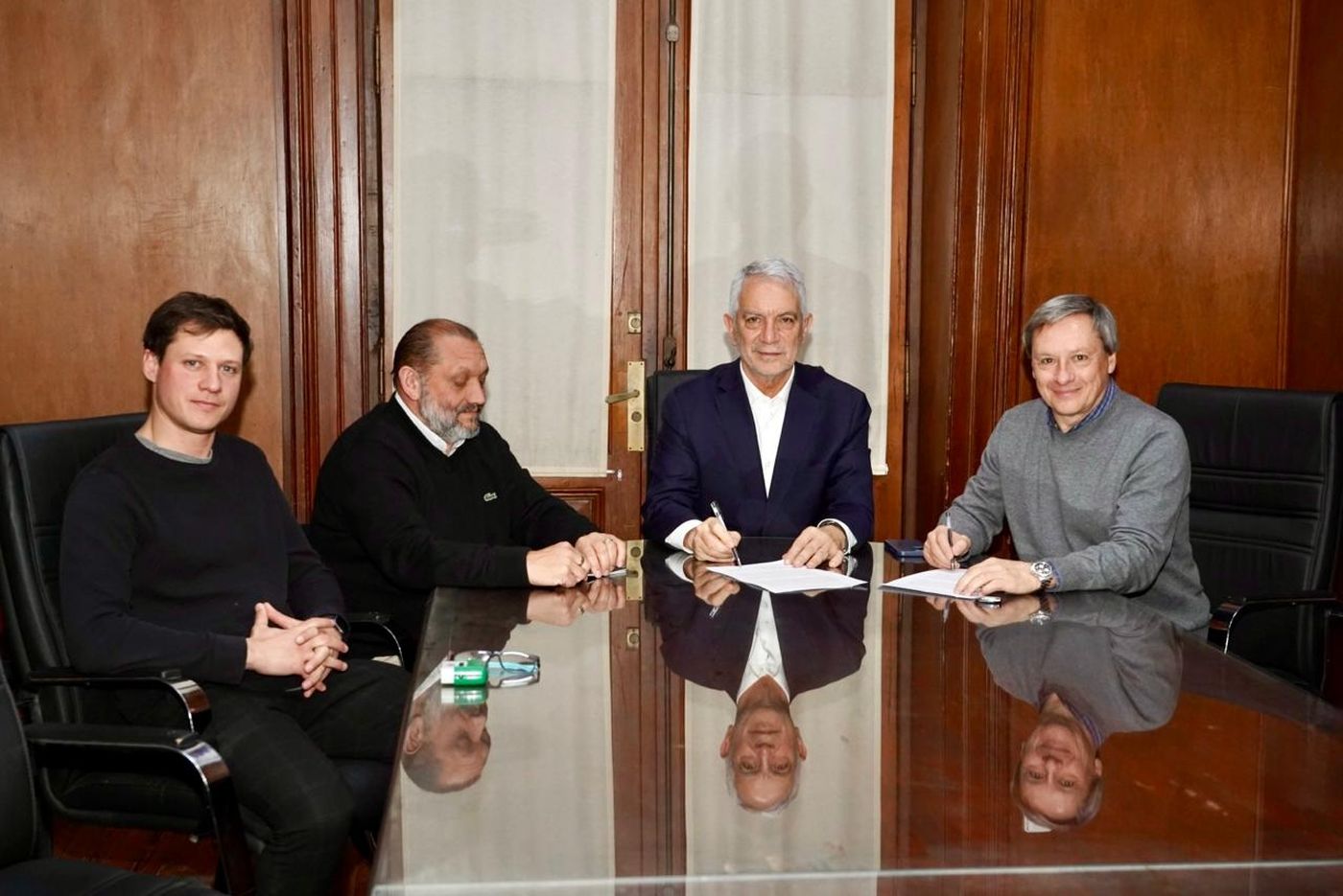 Julio Alak firmó el contrato para la segunda etapa de puesta en valor del Coliseo Podestá  