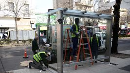 modernizan las paradas de micros e instalan refugios con un nuevo diseno y tecnologia