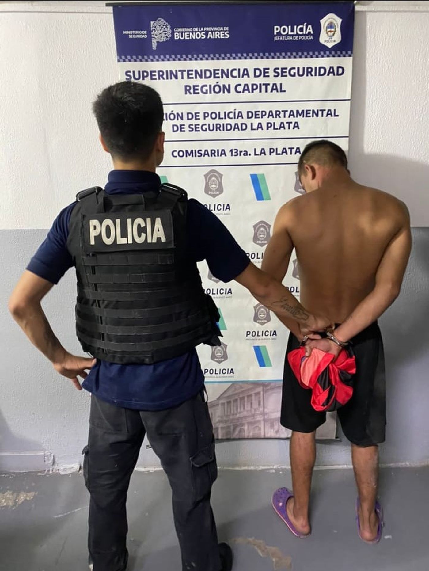 Un de los detenidos en La Plata en medio de la resistencia de vecinos