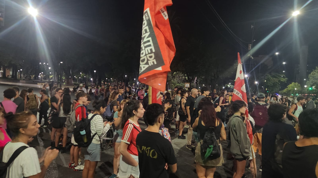 un cacerolazo en 7 y 50 reunio a decenas de personas en rechazo a la reforma laboral