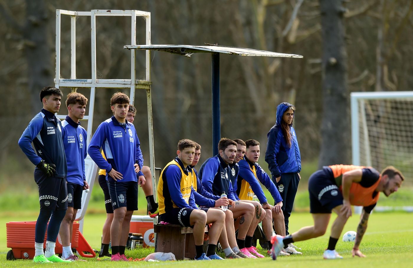 Entrenamiento Gimnasia jugadores banco de suplentes general.jpg